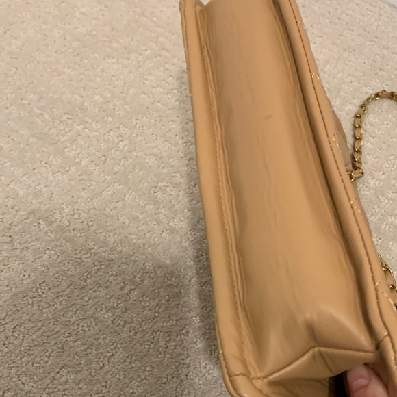 Elegant Quilted Shoulder Bag in Tan - Picture 5 of 6